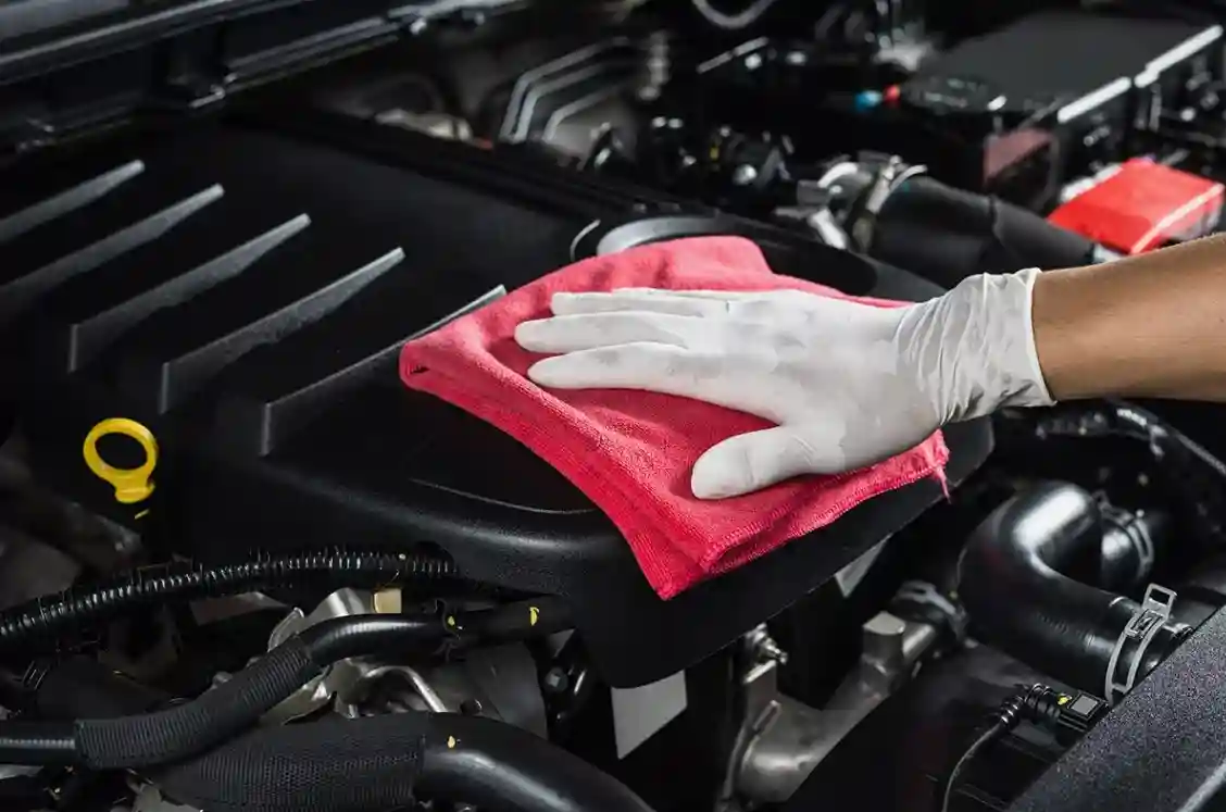 Aplicação de condicionador de plásticos no cofre do motor